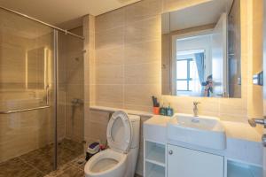 河内Harmony Vinhomes D'Capitale的浴室里有马桶、洗手池和淋浴。 更多41张照片