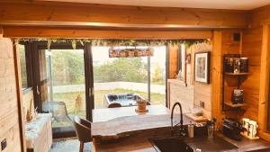 w małym domku z dużym oknem w obiekcie Can Sansa Appartement 4* jacuzzi maison pyrénéenne w mieście Font-Romeu-Odeillo-Via +24 zdjęcia