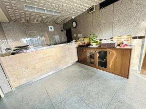 a large kitchen with a counter in a room at グリーンホテル会津 in Aizuwakamatsu