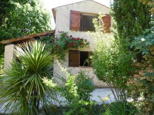 a house with a bunch of plants in front of it at Gite lefevre a callian in Callian
