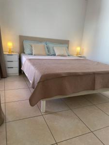 Una cama con dos almohadas encima en un dormitorio. en Marquise, en Saint-Denis 9 fotos más