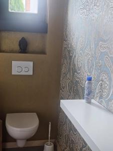 a bathroom with a white toilet and a sink at Gemütliche Wohnung mit Sauna in Neumarkt in der Oberpfalz +10 photos