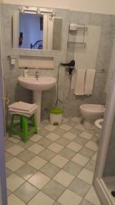 bagno con lavandino e servizi igienici di Villa San Nicola B&B a Follonica
