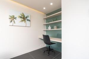 堪培拉Homey 1BR Apt with Dedicated Workspace - Hosted by Canstay的一个带桌子和椅子的办公室 更多9张照片