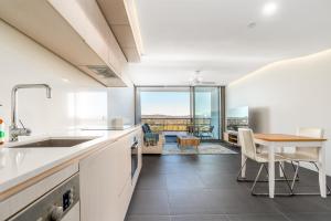 堪培拉Homey 1BR Apt with Dedicated Workspace - Hosted by Canstay的带桌子的厨房和餐厅