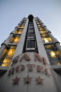 un edificio alto con un cartel con estrellas. en Sam Hotel, en Monfalcone