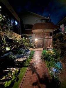 Jardí fora de 日式庭院古宅难波直达4房双浴室厕所厨房齐全团队首选可体验和服茶道空中瑜伽交通购物方便bbq可