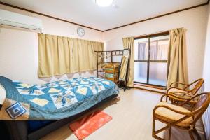 Llit o llits en una habitació de 日式庭院古宅难波直达4房双浴室厕所厨房齐全团队首选可体验和服茶道空中瑜伽交通购物方便bbq可