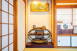 Foto de la galeria de 日式庭院古宅难波直达4房双浴室厕所厨房齐全团队首选可体验和服茶道空中瑜伽交通购物方便bbq可 a Izumi-Sano