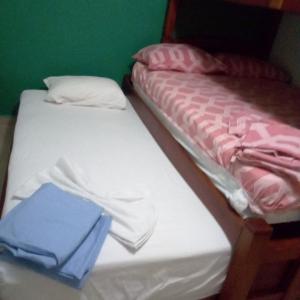 two twin beds in a room with a green wall at Departamento Alfredd in Tonsupa +13 photos