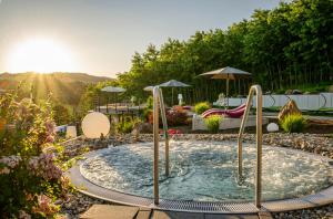 Bazén v ubytování Hotel & SPA Reibener-Hof nebo v jeho okolí