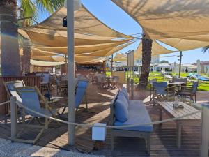 Restaurace v ubytování Dream beach house Pernera
