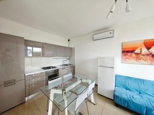 Kuchyň nebo kuchyňský kout v ubytování villa borgo carrubedda PORTO PINO