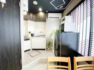 4F Guest House NETOMARI 西九条駅から徒歩2分にあるキッチンまたは簡易キッチン