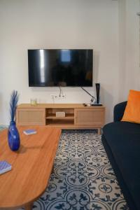 Μια τηλεόραση ή/και κέντρο ψυχαγωγίας στο Sapphire Gem House with Private Jacuzzi