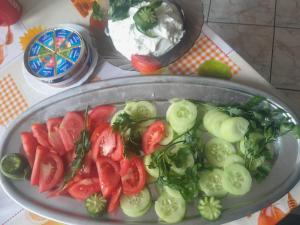 un piatto di pomodori e verdure su un tavolo di Willa Sport a Zakopane