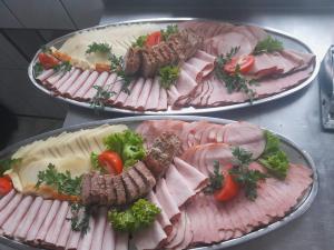 due piatti di carne e verdure su un tavolo di Willa Sport a Zakopane