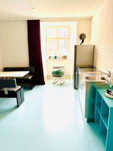 TV a/nebo společenská místnost v ubytování Wohnung im Altstadthaus am Rhein