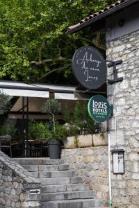 Certifikát, hodnocení, plakát nebo jiný dokument vystavený v ubytování Auberge du Vieux Lanas Logis Hotel Restaurant