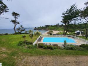 an empty swimming pool next to the ocean at Maison mer et piscine 3 nuits minimum in Loc-Maria-Plouzané