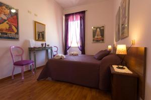 1 dormitorio con cama, mesa y ventana en Laterano Inn en Roma