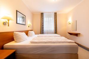 a hotel room with a bed and a window at Strandnahe Wohnung im Dünenpark Haus 31 in Binz