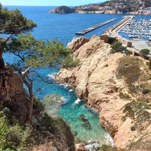 a view of a beach with boats in the water at Apartament Sant Feliu de Guixols in Sant Feliu de Guixols