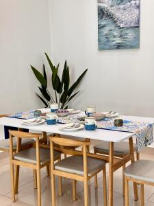 芙蓉Bayu Temiang Residensi的餐桌、椅子和桌布