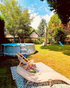Un patio con una mesa de billar y una silla. en Maison de campagne, en Chaudon