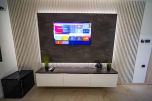 TV a/nebo společenská místnost v ubytování Home Luxury Suites