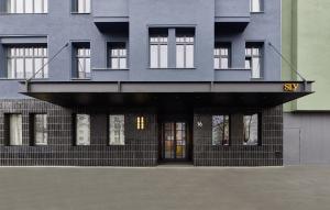 ベルリンにあるsly Berlinの灰色の建物