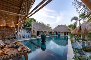 an image of a swimming pool at a resort at Laguna Biru Lembongan in Nusa Lembongan