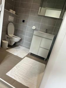Bilik mandi di Expt T1 avec piscine a 50 metre de la mer +8 gambar