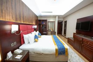 Letto o letti in una camera di Ramee Guestline Hotel