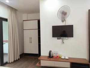 a living room with a flat screen tv on a wall at Khu du lịch Đại Lâm in Thạch Thành
