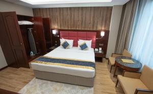 Letto o letti in una camera di Ramee Guestline Hotel