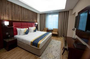 Letto o letti in una camera di Ramee Guestline Hotel