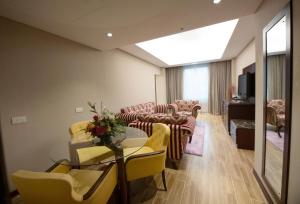 TV o dispositivi per l'intrattenimento presso Ramee Guestline Hotel