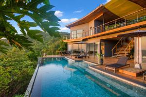 新孔Mirage Villa的带游泳池和房子的别墅