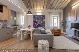 A television and/or entertainment centre at Belle Donne Apartments by Mamo Florence Még 10 kép