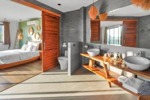 ein Badezimmer mit einem Bett, einem Waschbecken und einem Spiegel in der Unterkunft Mirage Villa in Hinkong