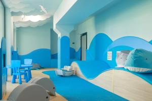 a childrens bedroom with blue walls and a blue ceiling at Baltic Waves Resort by PI Apartments - Official Operator in Międzyzdroje