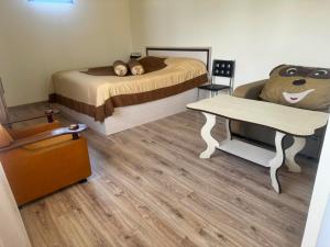 Postel nebo postele na pokoji v ubytování Armenia VanSevan Hotel + 37 fotografií