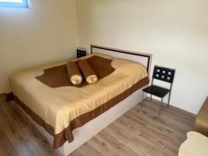 Un pat sau paturi într-o cameră la Armenia VanSevan Hotel