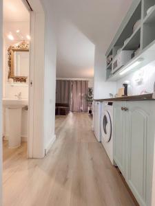 a laundry room with a washer and dryer at La Casa de Las Rosas in Costa de Antigua