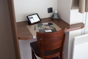 Telewizja i/lub zestaw kina domowego w obiekcie Brit Hotel Toulouse Colomiers – L’Esplanade