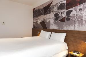 Łóżko lub łóżka w pokoju w obiekcie Brit Hotel Toulouse Colomiers – L’Esplanade