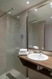 Łazienka w obiekcie Brit Hotel Toulouse Colomiers – L’Esplanade