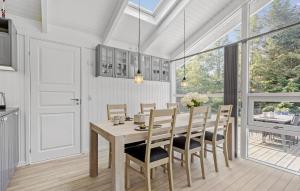 Η κουζίνα ή μικρή κουζίνα στο Amazing Home In Hals With Sauna