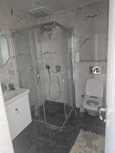 Koupelna v ubytování Çeşmede Denize Sıfır Villa + 10 fotografií